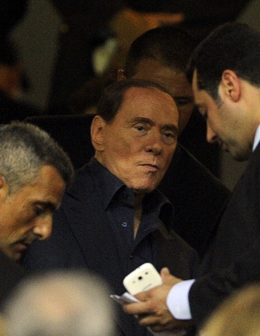 Theo cáo trạng của tòa án, Berlusconi đã tìm cách đăng ký số phim đã mua bằng một cái tên khác (tiếng Ý) nhằm tránh bị đánh thuế nhập khẩu. Qua đó, ông chủ của Milan đút túi 250 triệu euro. Vụ việc bị phát hiện sau khi Berlusconi thất bại trong việc chứng minh tài chính của công ty Mediaset.
